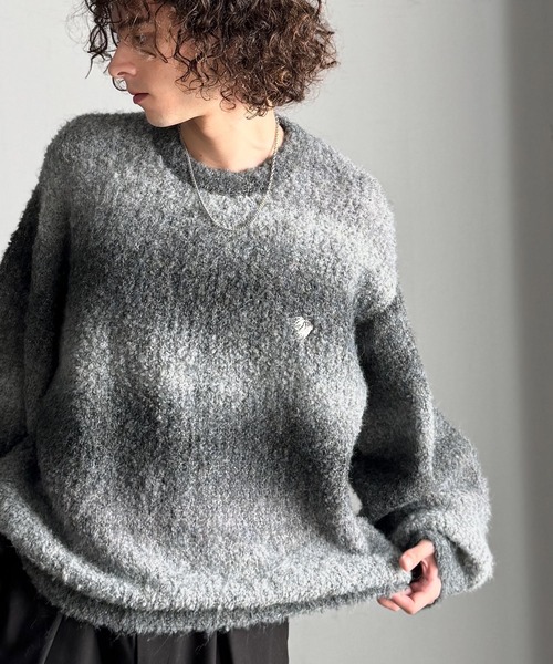 Classical Origin(クラシカルオリジン)の「「質感で魅せる。」Gradient Boucle Knit Crew Neck Sweater/ブークレー素材グラデ―ションオーバーサイズクルーネックセーター(ニット/セーター・メンズ・ブルー/グレー/ブラック・LARGE/MEDIUM/SMALL)」の4枚目の写真