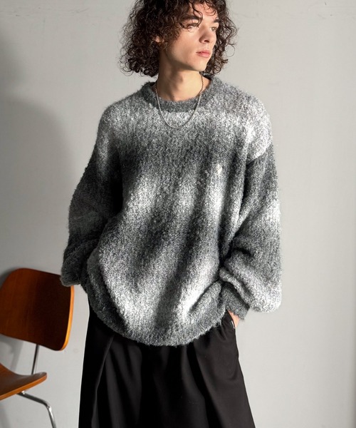 Classical Origin(クラシカルオリジン)の「「質感で魅せる。」Gradient Boucle Knit Crew Neck Sweater/ブークレー素材グラデ―ションオーバーサイズクルーネックセーター(ニット/セーター・メンズ・ブルー/グレー/ブラック・LARGE/MEDIUM/SMALL)」の5枚目の写真