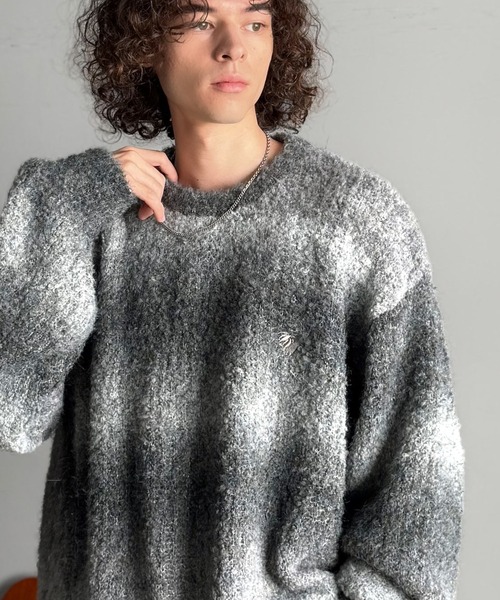 Classical Origin(クラシカルオリジン)の「「質感で魅せる。」Gradient Boucle Knit Crew Neck Sweater/ブークレー素材グラデ―ションオーバーサイズクルーネックセーター(ニット/セーター・メンズ・ブルー/グレー/ブラック・LARGE/MEDIUM/SMALL)」の7枚目の写真