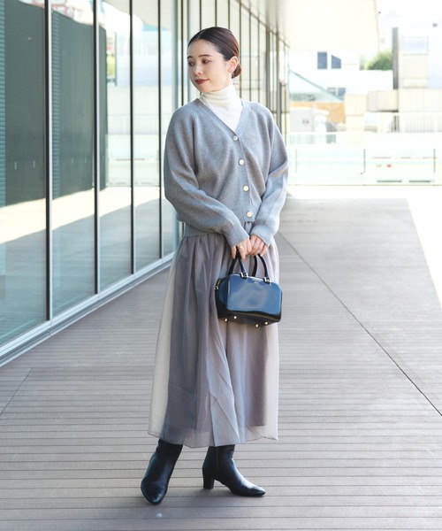 BEAMS HEART（ビームスハート）の「【セットアイテム】Vネック ニットカーディガン × シアー フレアスカート（ワンピース・レディース・カーキ/ブラック/グレー・FREE）」の6枚目の写真