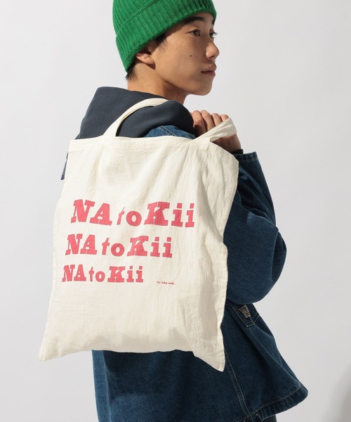 niko and...(ニコアンド)の「【NATOKii(ネイトゥーキー)】3連ロゴエコバッグ(エコバッグ/サブバッグ・メンズ・ライトグレー/レッド・FREE)」の1枚目の写真