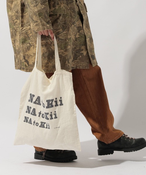 niko and...(ニコアンド)の「【NATOKii(ネイトゥーキー)】3連ロゴエコバッグ(エコバッグ/サブバッグ・メンズ・ライトグレー/レッド・FREE)」の2枚目の写真