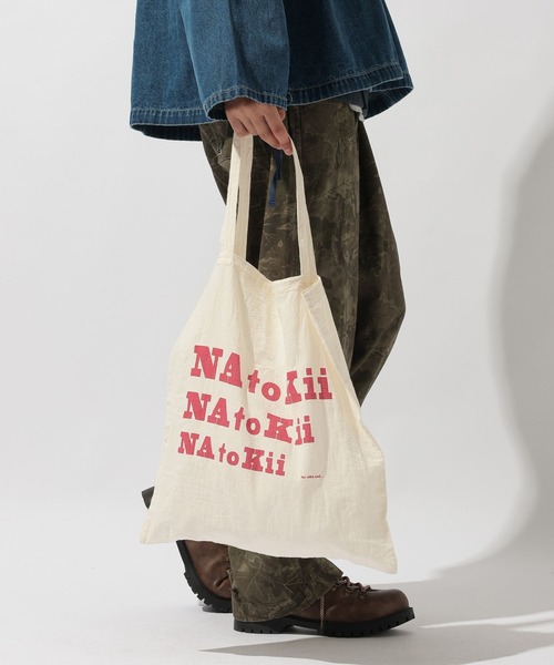 niko and...(ニコアンド)の「【NATOKii(ネイトゥーキー)】3連ロゴエコバッグ(エコバッグ/サブバッグ・メンズ・ライトグレー/レッド・FREE)」の5枚目の写真