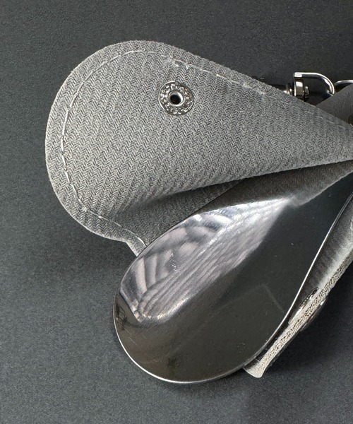 CALIFORNIA OUTFITTERS（カリフォルニア アウトフィッターズ）の「9C32 PUレザーケース付 ポータブルシューホーン ミニ 持ち運び 靴べら（キーホルダー・メンズ・ブラック/ブラウン/グレー・ONESIZE）」の4枚目の写真