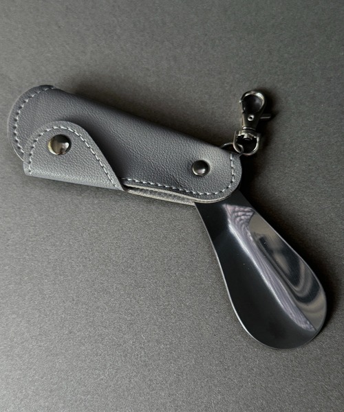 CALIFORNIA OUTFITTERS（カリフォルニア アウトフィッターズ）の「9C32 PUレザーケース付 ポータブルシューホーン ミニ 持ち運び 靴べら（キーホルダー・メンズ・ブラック/ブラウン/グレー・ONESIZE）」の5枚目の写真