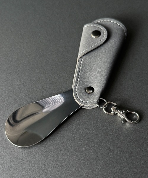 CALIFORNIA OUTFITTERS（カリフォルニア アウトフィッターズ）の「9C32 PUレザーケース付 ポータブルシューホーン ミニ 持ち運び 靴べら（キーホルダー・メンズ・ブラック/ブラウン/グレー・ONESIZE）」の6枚目の写真