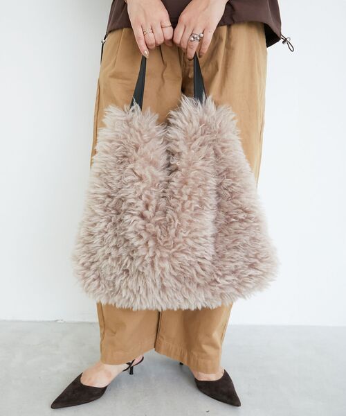 le.coeur blanc（ルクールブラン）の「ビッグエコファーバッグ（トートバッグ・レディース・ブラウン/グレイッシュベージュ・FREE）」の2枚目の写真