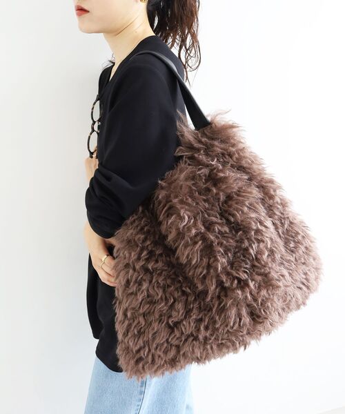 le.coeur blanc（ルクールブラン）の「ビッグエコファーバッグ（トートバッグ・レディース・ブラウン/グレイッシュベージュ・FREE）」の4枚目の写真