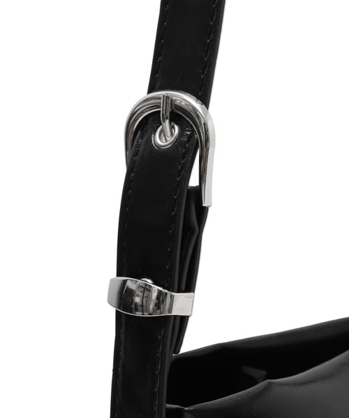 Figments（フィグメンツ）の「アイレットベルトミディアムショルダーBAG（ショルダーバッグ・レディース・ブラック・FREE）」の2枚目の写真