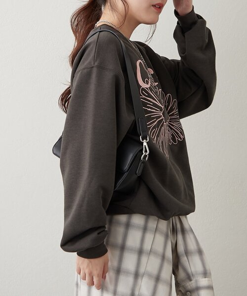 continuer de NICE CLAUP(コンティニューデナイスクラップ)の「フラワー刺繍スウェット(スウェット・レディース・ブラウン/スミクロ/オートミール/オフホワイト・FREE)」の12枚目の写真