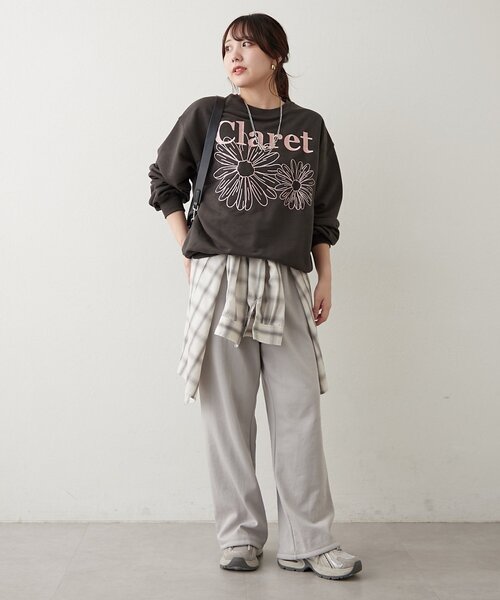 continuer de NICE CLAUP(コンティニューデナイスクラップ)の「フラワー刺繍スウェット(スウェット・レディース・ブラウン/スミクロ/オートミール/オフホワイト・FREE)」の15枚目の写真