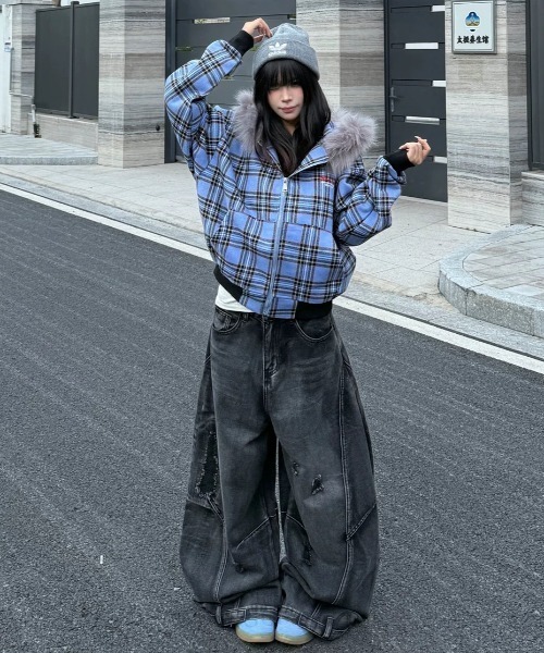 ViViDAY(ビビデー)の「ダメージ切り替えデザインデニムワイドパンツ(デニムパンツ・レディース・ブラック・S/M/L)」の10枚目の写真
