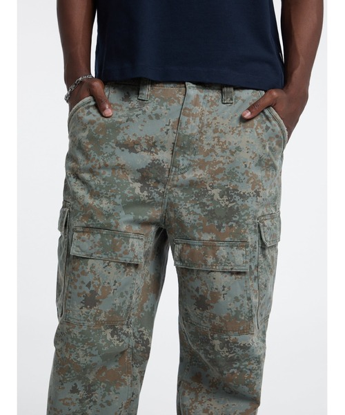 Guess（ゲス）の「GUESS Originals Twill Cargo Pant カーゴパンツ（カーゴパンツ・メンズ・グリーン系カモフラージュ・30inch/32inch/33inch/28inch/29inch/31inch）」の7枚目の写真