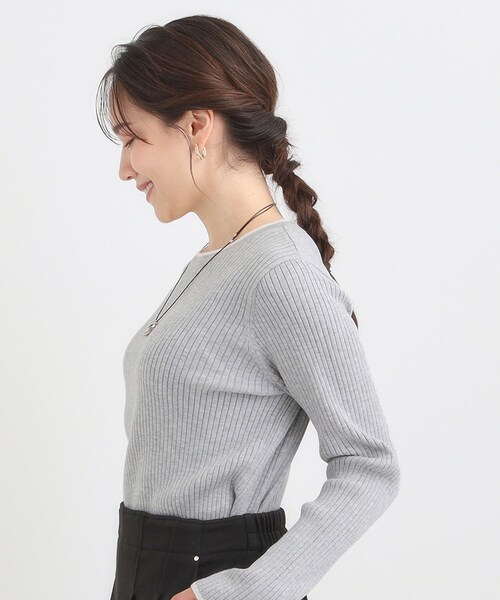 SHOO・LA・RUE（シューラルー）の「【絶妙なゆるピタ/洗濯機可】ちくちくしにくい リブクルーネックやわらかニット（ニット/セーター・レディース・モスグリーン/ボルドー/ライトブルー/ブラック/ホワイト系7/ライトグレー系4・04/01/02/03）」の21枚目の写真