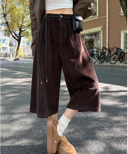 semplice(センプリチェ)の「コーデュロイハーフワイドパンツ(その他パンツ・レディース・ネイビー/ベージュ/ブラウン・S/M/L/XL)」の2枚目の写真