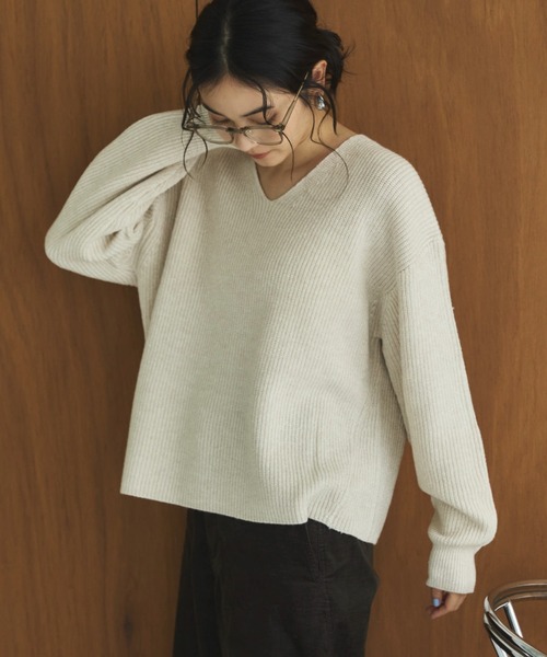 Doux archives(ドゥアルシーヴ)の「サイドZIPラメVネックニット(ニット/セーター・レディース・チャコールグレー/サックスブルー/アイボリー・FREE)」の18枚目の写真