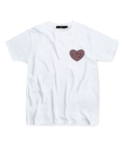 ESCAPEFROM(エスケープフロム)の「ピンクハートパッチTシャツホワイト(Tシャツ/カットソー・レディース・その他・SMALL/MEDIUM/LARGE)」の1枚目の写真