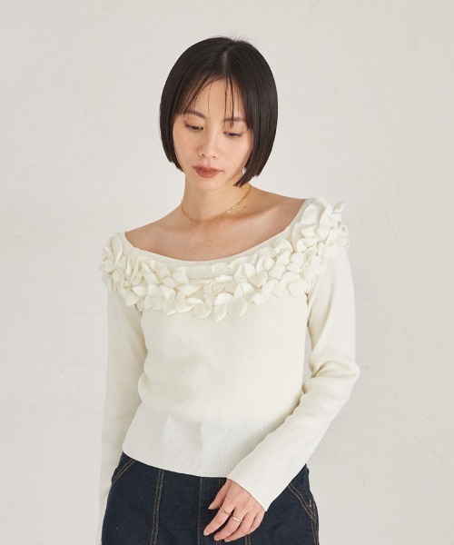 ARVELLIA(アルベリア)の「OFF SHOULDER FRILL KNIT(ニット/セーター・レディース・ブラック/ホワイト・M)」の1枚目の写真