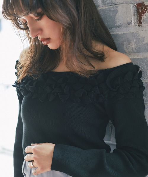 ARVELLIA(アルベリア)の「OFF SHOULDER FRILL KNIT(ニット/セーター・レディース・ブラック/ホワイト・M)」の3枚目の写真