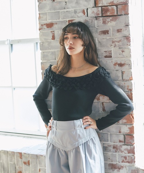 ARVELLIA(アルベリア)の「OFF SHOULDER FRILL KNIT(ニット/セーター・レディース・ブラック/ホワイト・M)」の4枚目の写真