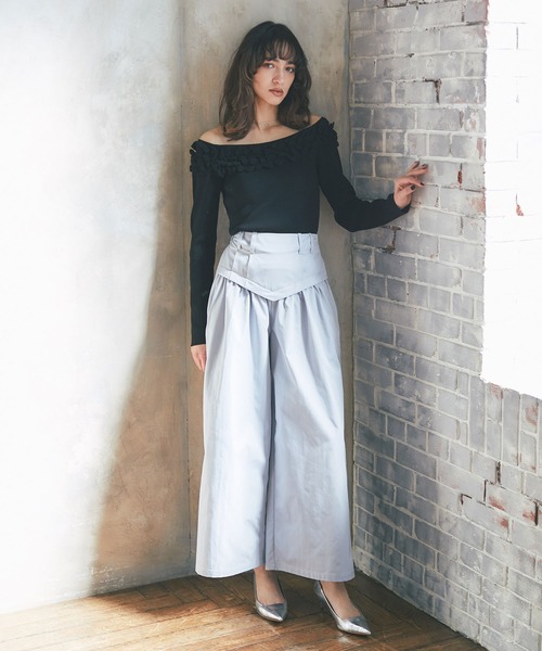 ARVELLIA(アルベリア)の「OFF SHOULDER FRILL KNIT(ニット/セーター・レディース・ブラック/ホワイト・M)」の5枚目の写真