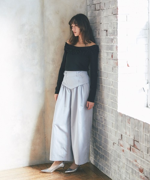 ARVELLIA(アルベリア)の「OFF SHOULDER FRILL KNIT(ニット/セーター・レディース・ブラック/ホワイト・M)」の6枚目の写真
