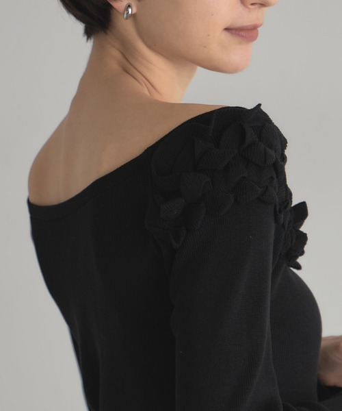 ARVELLIA(アルベリア)の「OFF SHOULDER FRILL KNIT(ニット/セーター・レディース・ブラック/ホワイト・M)」の9枚目の写真