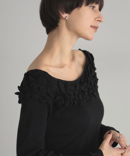 ARVELLIA(アルベリア)の「OFF SHOULDER FRILL KNIT(ニット/セーター・レディース・ブラック/ホワイト・M)」の10枚目の写真