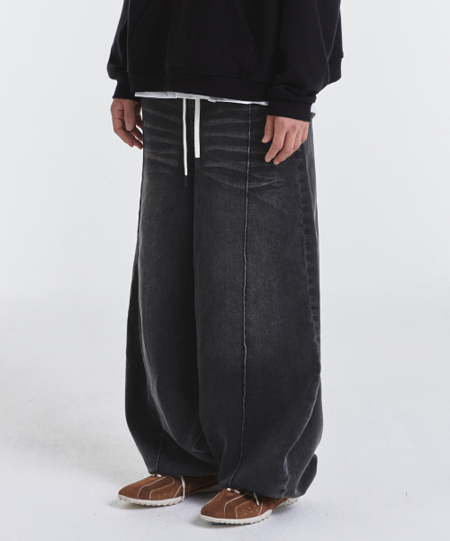 KICHUL(キチョル)の「Denim sweat balloon pants (washed black)(デニムパンツ・メンズ・その他・LARGE/SMALL/MEDIUM/X-SMALL)」の1枚目の写真