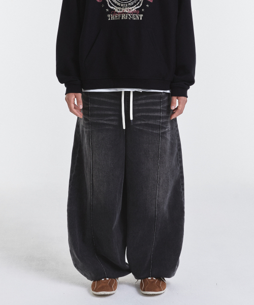 KICHUL(キチョル)の「Denim sweat balloon pants (washed black)(デニムパンツ・メンズ・その他・LARGE/SMALL/MEDIUM/X-SMALL)」の2枚目の写真