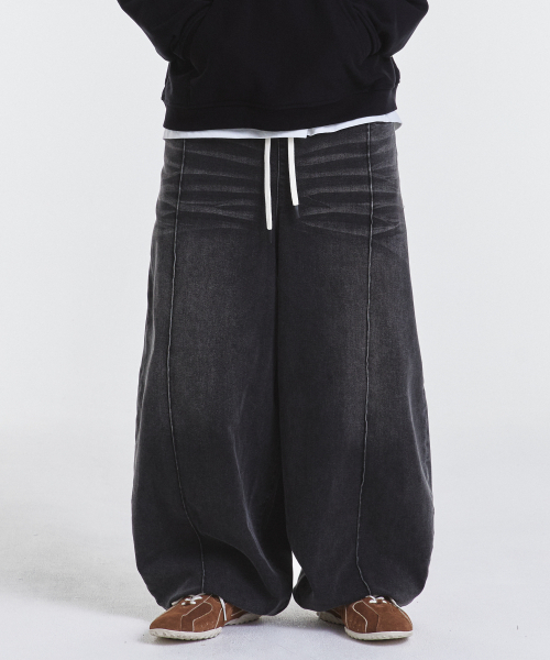 KICHUL(キチョル)の「Denim sweat balloon pants (washed black)(デニムパンツ・メンズ・その他・LARGE/SMALL/MEDIUM/X-SMALL)」の4枚目の写真