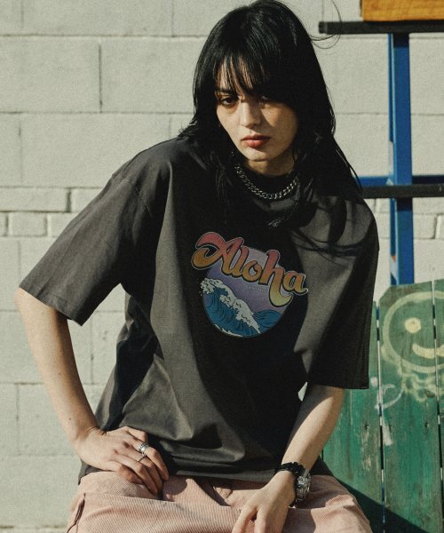 SAINTPAIN(セイントペイン)の「SP ウェーブアロハTシャツ-チャコール(Tシャツ/カットソー・レディース・その他・LARGE/MEDIUM)」の1枚目の写真