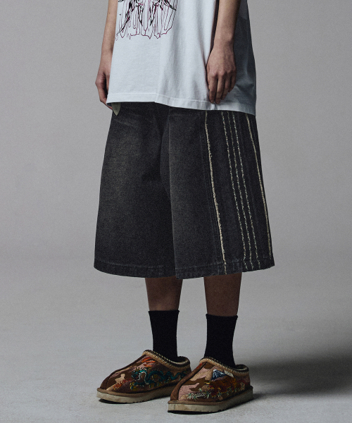 NOT4NERD(ノットフォーナード)の「Thorns Side Line Cut Off Bermuda Denim Shorts - Black(その他パンツ・レディース・その他・MEDIUM/LARGE/X-LARGE)」の1枚目の写真