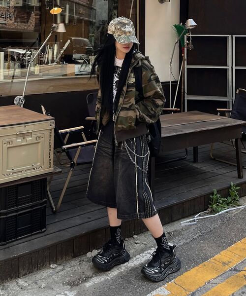 NOT4NERD(ノットフォーナード)の「Thorns Side Line Cut Off Bermuda Denim Shorts - Black(その他パンツ・レディース・その他・MEDIUM/LARGE/X-LARGE)」の5枚目の写真