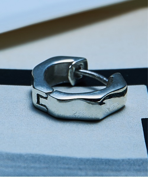 MAISON CLUB(メゾンクラブ)の「【MAISON CLUB】Hexagon Cutting Hoop Pierce Silver925 / ヘキサゴンカッティングフープピアス シルバー925 KUN(ピアス(片耳用)・メンズ・シルバー・FREE)」の8枚目の写真