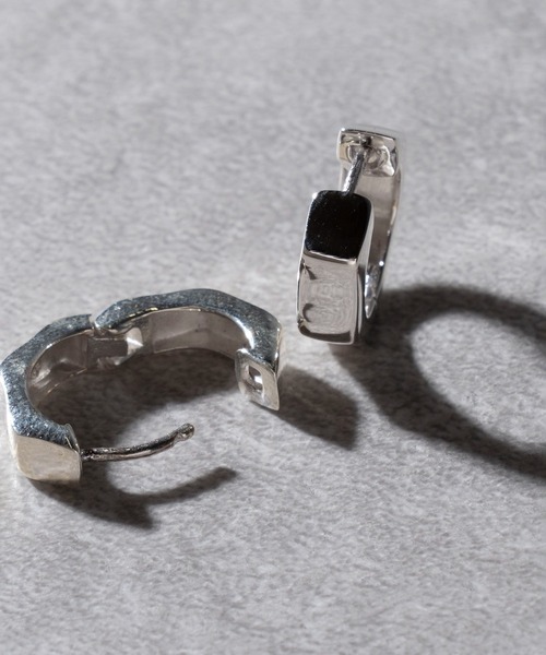 MAISON CLUB(メゾンクラブ)の「【MAISON CLUB】Hexagon Cutting Hoop Pierce Silver925 / ヘキサゴンカッティングフープピアス シルバー925 KUN(ピアス(片耳用)・メンズ・シルバー・FREE)」の5枚目の写真