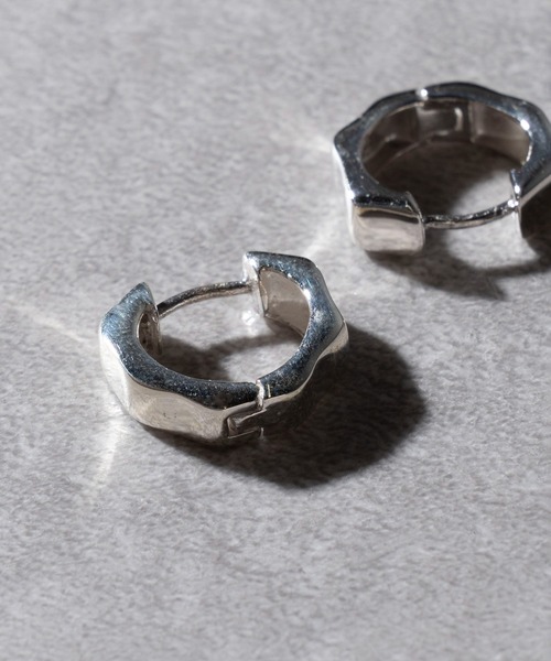 MAISON CLUB(メゾンクラブ)の「【MAISON CLUB】Hexagon Cutting Hoop Pierce Silver925 / ヘキサゴンカッティングフープピアス シルバー925 KUN(ピアス(片耳用)・メンズ・シルバー・FREE)」の4枚目の写真