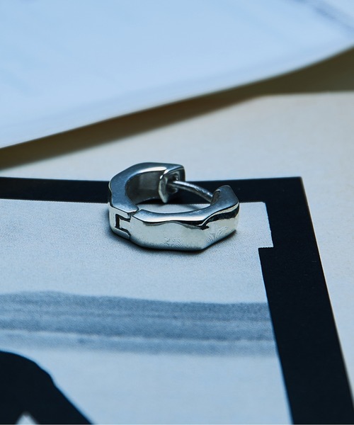MAISON CLUB(メゾンクラブ)の「【MAISON CLUB】Hexagon Cutting Hoop Pierce Silver925 / ヘキサゴンカッティングフープピアス シルバー925 KUN(ピアス(片耳用)・メンズ・シルバー・FREE)」の3枚目の写真