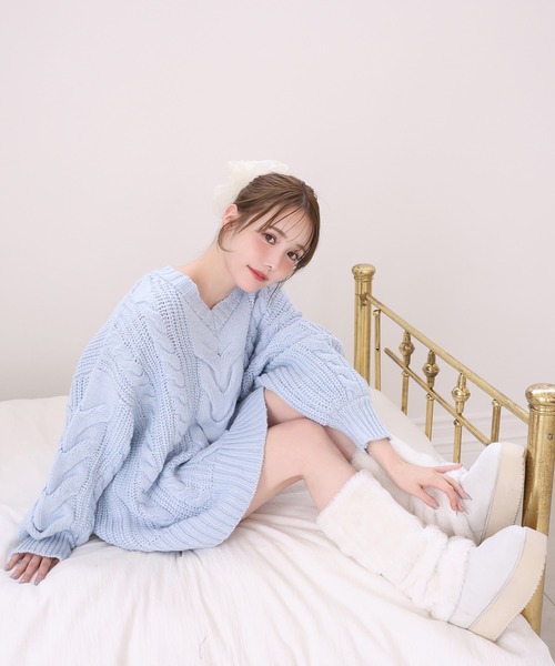 one after another NICE CLAUP（ワンアフターアナザーナイスクラップ）の「ケーブルニットミニワンピース（ワンピース・レディース・チャコールグレー/オフホワイト/ピンクベージュ/サックスブルー・FREE）」の16枚目の写真