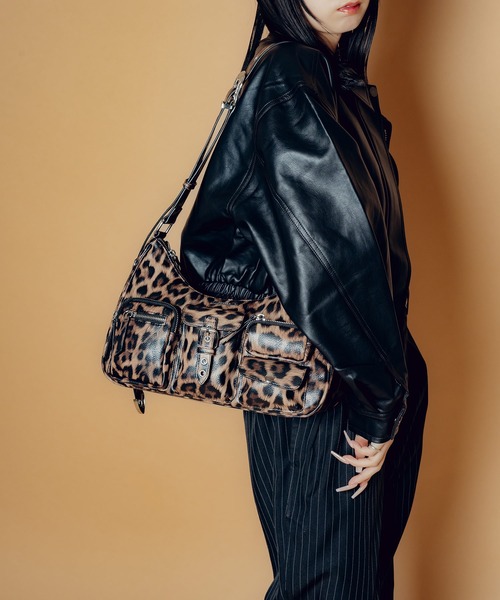 Subciety(サブサエティ)の「Faux leather half moon shoulder bag(ショルダーバッグ・メンズ・ブラック系その他2/レオパード/ブラック・FREE)」の1枚目の写真