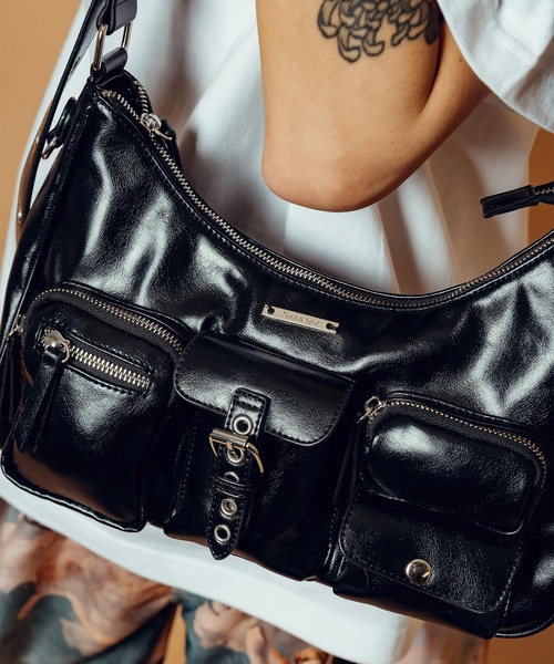 Subciety(サブサエティ)の「Faux leather half moon shoulder bag(ショルダーバッグ・メンズ・ブラック系その他2/レオパード/ブラック・FREE)」の7枚目の写真