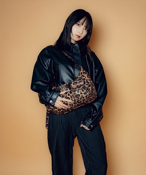 Subciety(サブサエティ)の「Faux leather half moon shoulder bag(ショルダーバッグ・メンズ・ブラック系その他2/レオパード/ブラック・FREE)」の21枚目の写真