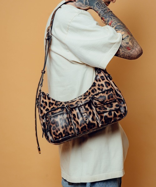 Subciety(サブサエティ)の「Faux leather half moon shoulder bag(ショルダーバッグ・メンズ・ブラック系その他2/レオパード/ブラック・FREE)」の16枚目の写真