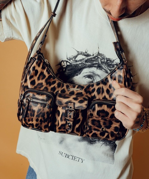 Subciety(サブサエティ)の「Faux leather half moon shoulder bag(ショルダーバッグ・メンズ・ブラック系その他2/レオパード/ブラック・FREE)」の17枚目の写真