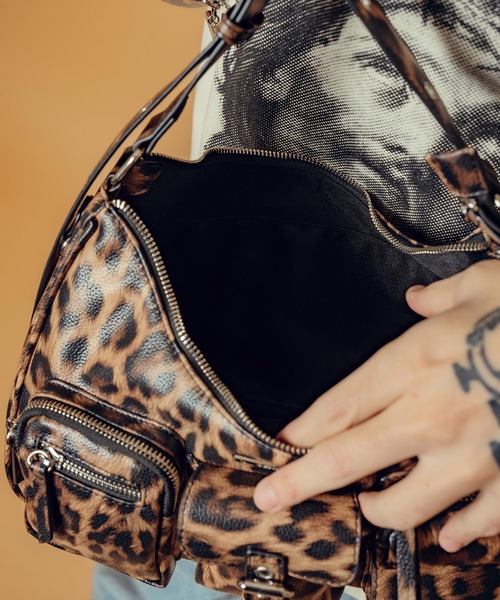 Subciety(サブサエティ)の「Faux leather half moon shoulder bag(ショルダーバッグ・メンズ・ブラック系その他2/レオパード/ブラック・FREE)」の18枚目の写真