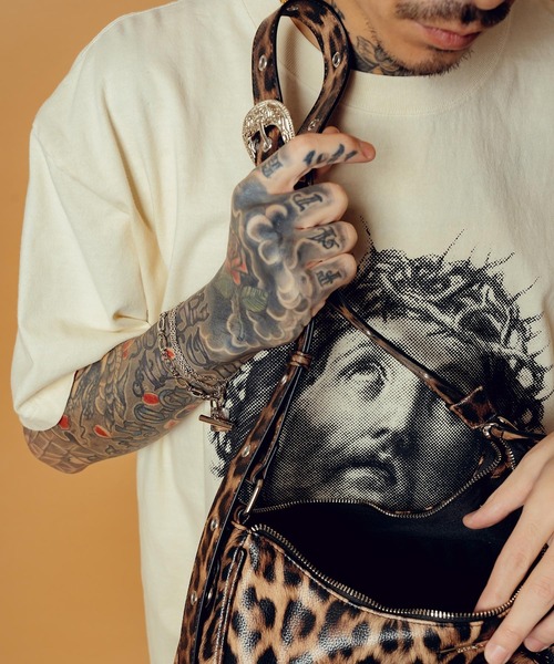 Subciety(サブサエティ)の「Faux leather half moon shoulder bag(ショルダーバッグ・メンズ・ブラック系その他2/レオパード/ブラック・FREE)」の19枚目の写真