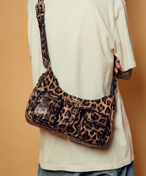 Subciety(サブサエティ)の「Faux leather half moon shoulder bag(ショルダーバッグ・メンズ・ブラック系その他2/レオパード/ブラック・FREE)」の20枚目の写真