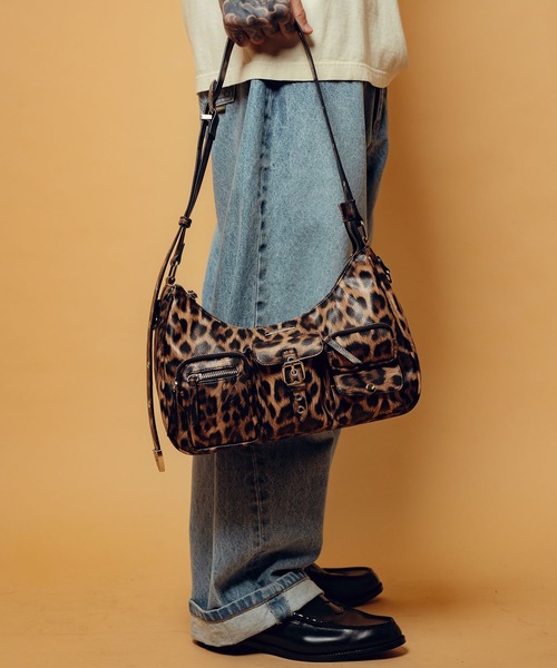Subciety(サブサエティ)の「Faux leather half moon shoulder bag(ショルダーバッグ・メンズ・ブラック系その他2/レオパード/ブラック・FREE)」の15枚目の写真