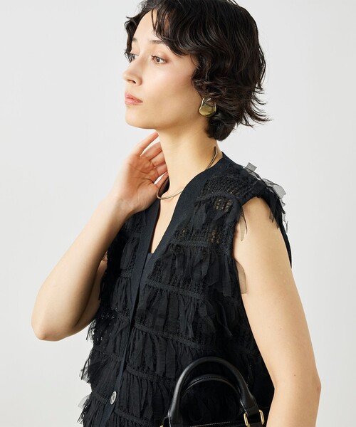 NOLLEY’S（ノーリーズ）の「《手洗い可能》チュールフリンジVネックベスト（ベスト・レディース・ブラック/ホワイト・38）」の2枚目の写真