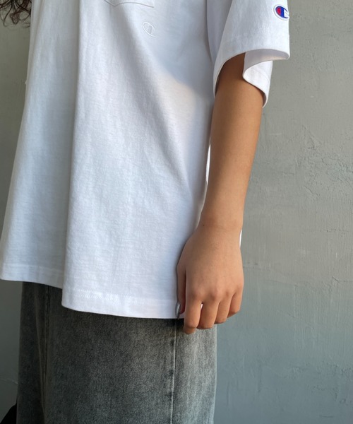 Champion（チャンピオン）の「[Champion/チャンピオン] 別注 スリーアイコン ロゴ刺繍 ポケットTシャツ（Tシャツ/カットソー・レディース・グリーン/ホワイト/ブラウン/ライトグレー/ライトブルー/ブラック/オートミール/ベージュ・XL/L/M/S）」の10枚目の写真